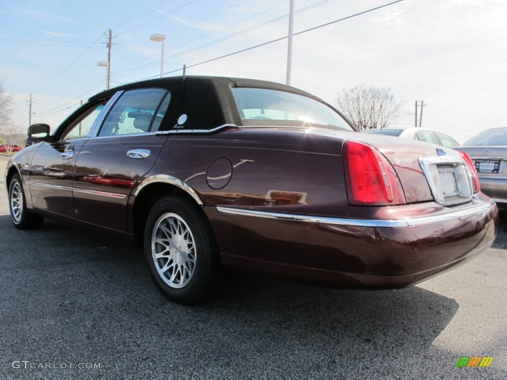 2001 Town Car Presidential - Autumn Red Metallic / Light Parchment photo #2