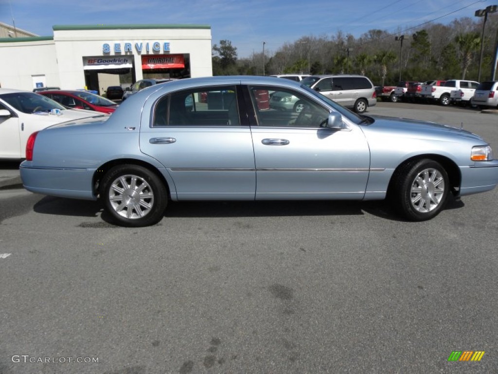 2011 Town Car Signature Limited - Light Ice Blue Metallic / Light Camel photo #12