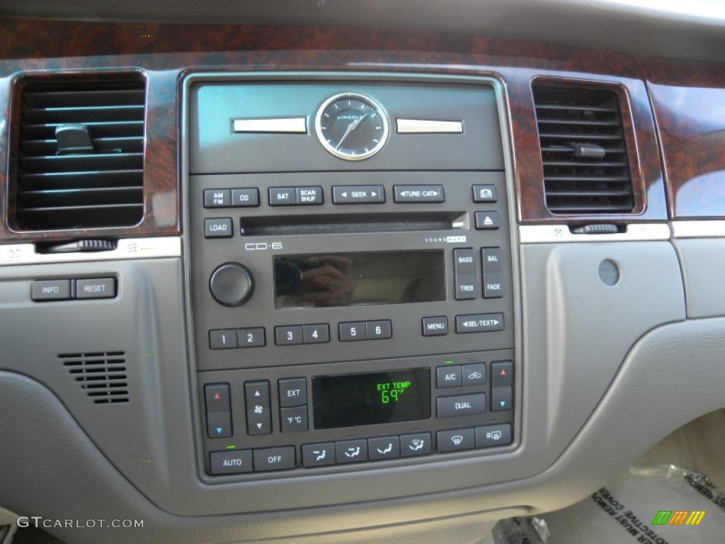 2006 Lincoln Town Car Designer Series Controls Photo #61057678