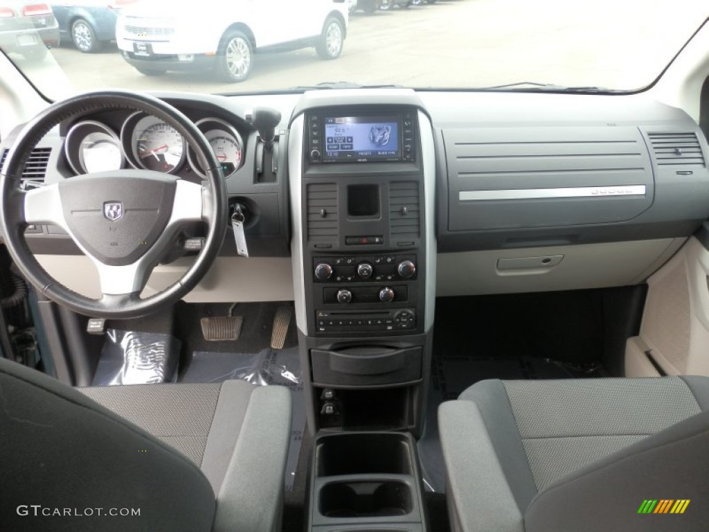 2009 Dodge Grand Caravan SXT Dashboard Photos