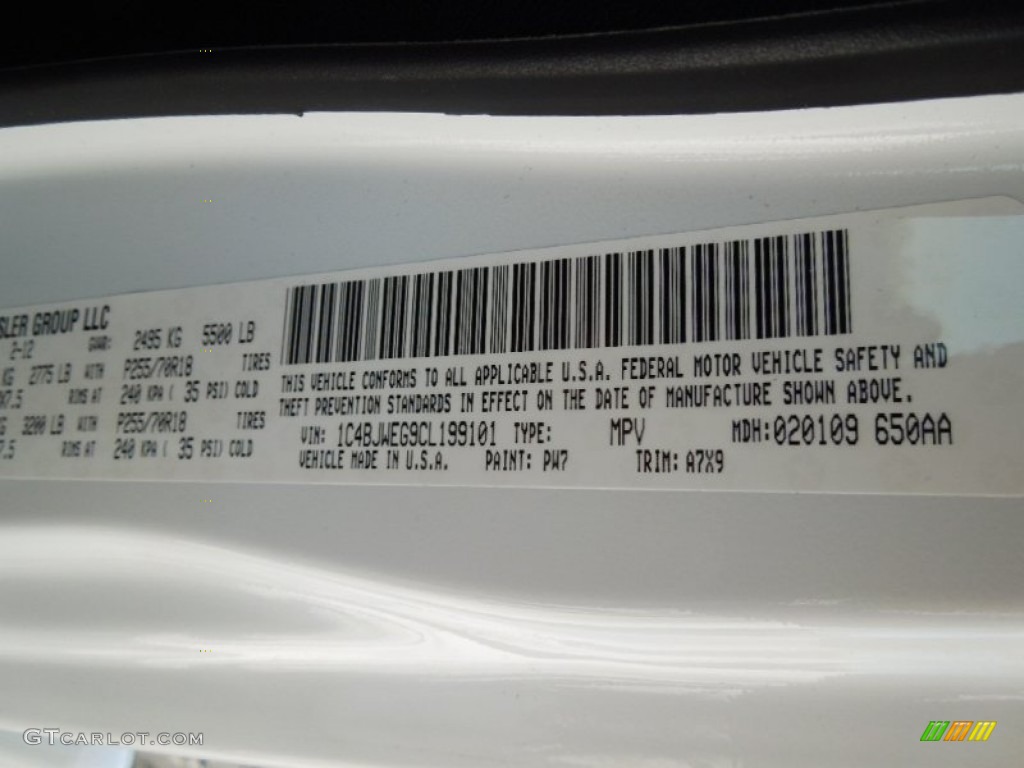 2012 Wrangler Unlimited Sahara 4x4 - Bright White / Black photo #6