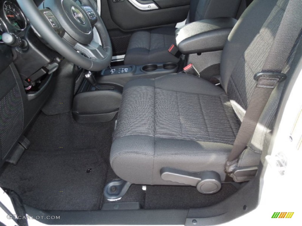 2012 Wrangler Unlimited Sahara 4x4 - Bright White / Black photo #7