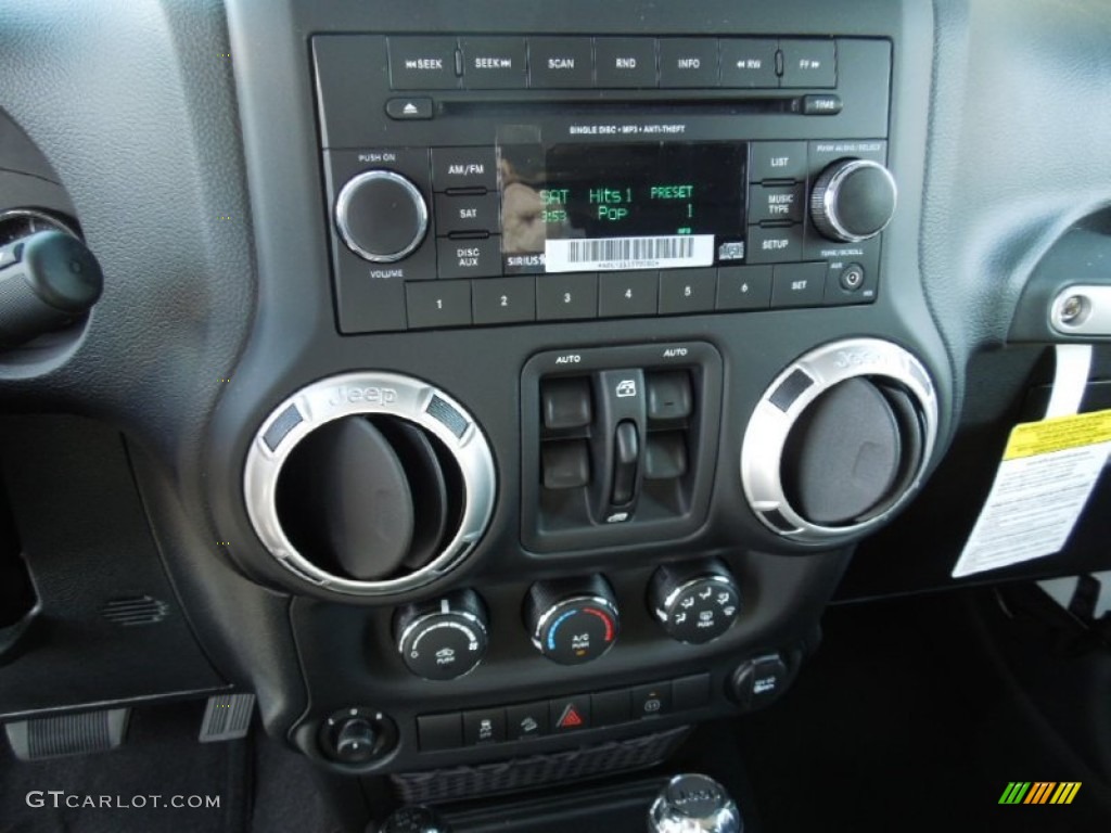 2012 Wrangler Unlimited Sahara 4x4 - Bright White / Black photo #11