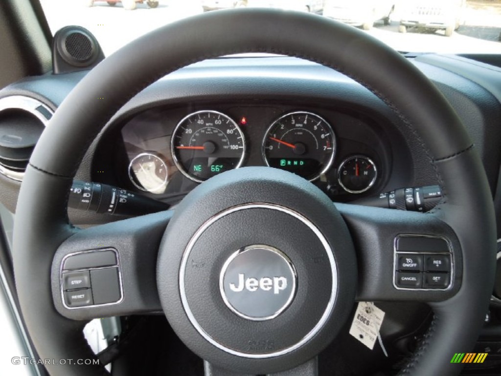 2012 Wrangler Unlimited Sahara 4x4 - Bright White / Black photo #12