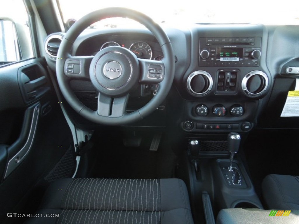 2012 Wrangler Unlimited Sahara 4x4 - Bright White / Black photo #15