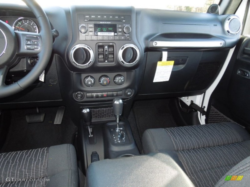 2012 Wrangler Unlimited Sahara 4x4 - Bright White / Black photo #16