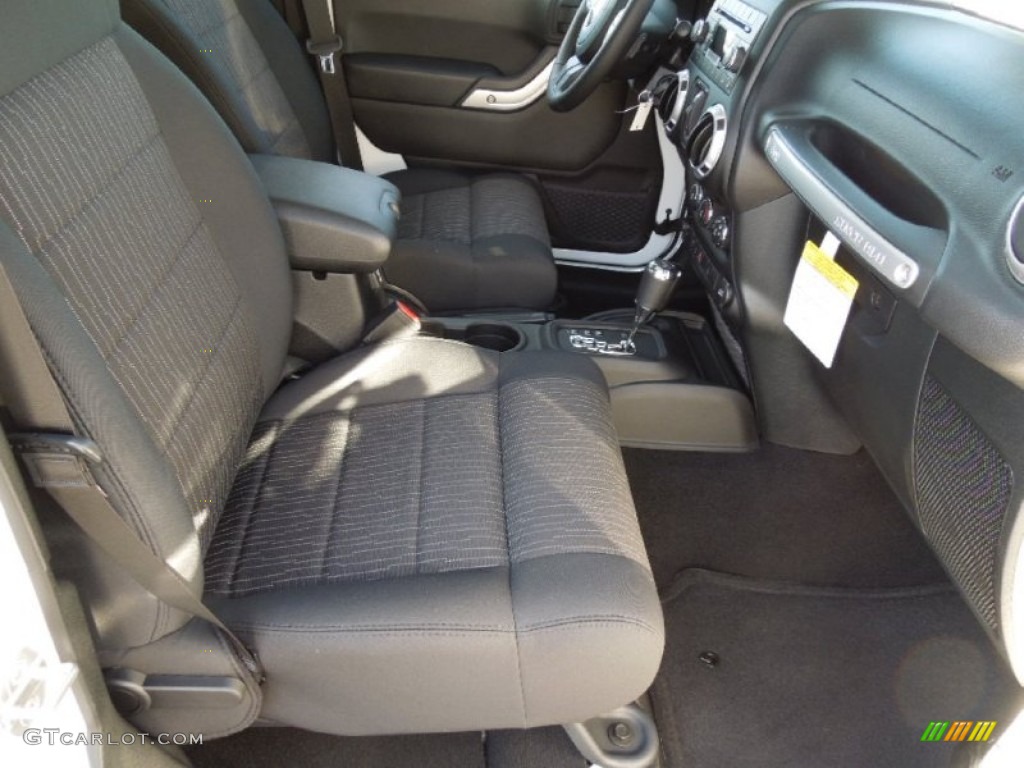 2012 Wrangler Unlimited Sahara 4x4 - Bright White / Black photo #19