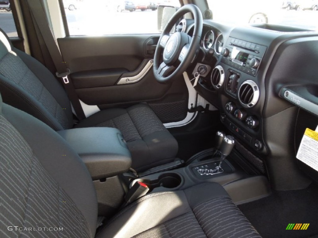 2012 Wrangler Unlimited Sahara 4x4 - Bright White / Black photo #20