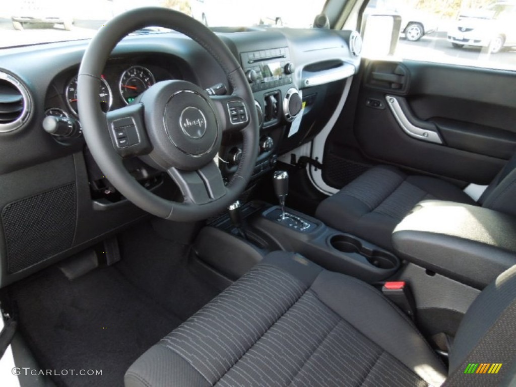 2012 Wrangler Unlimited Sahara 4x4 - Bright White / Black photo #24