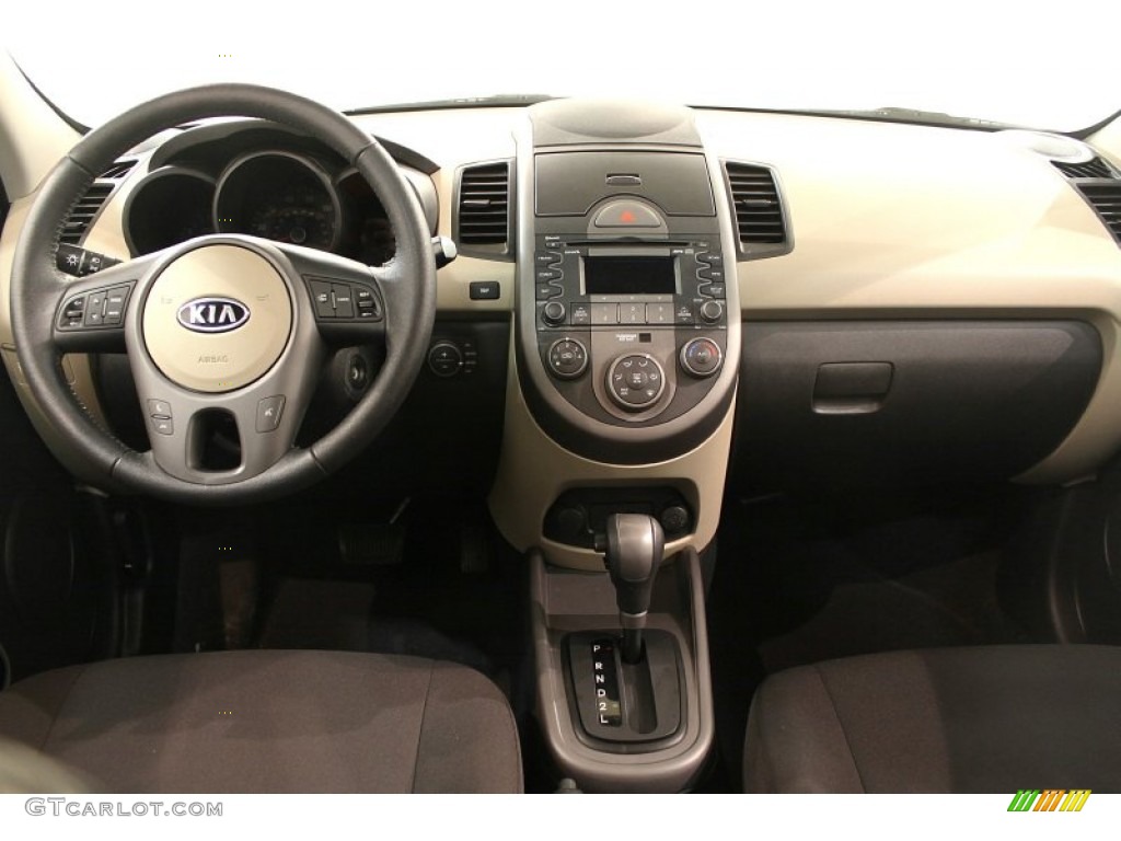 2010 Kia Soul ! Sand/Black Houndstooth Cloth Dashboard Photo #61070338