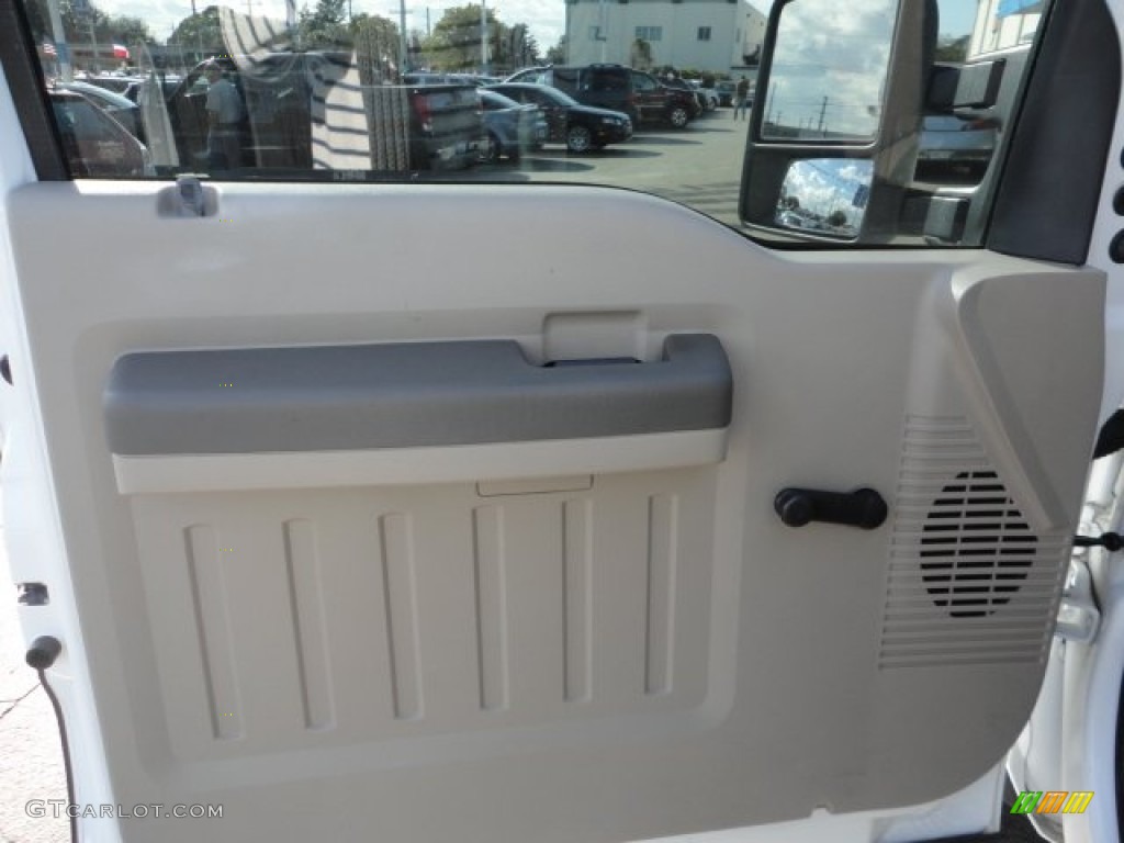 2008 F450 Super Duty XL Regular Cab Chassis - Oxford White / Medium Stone Grey photo #9