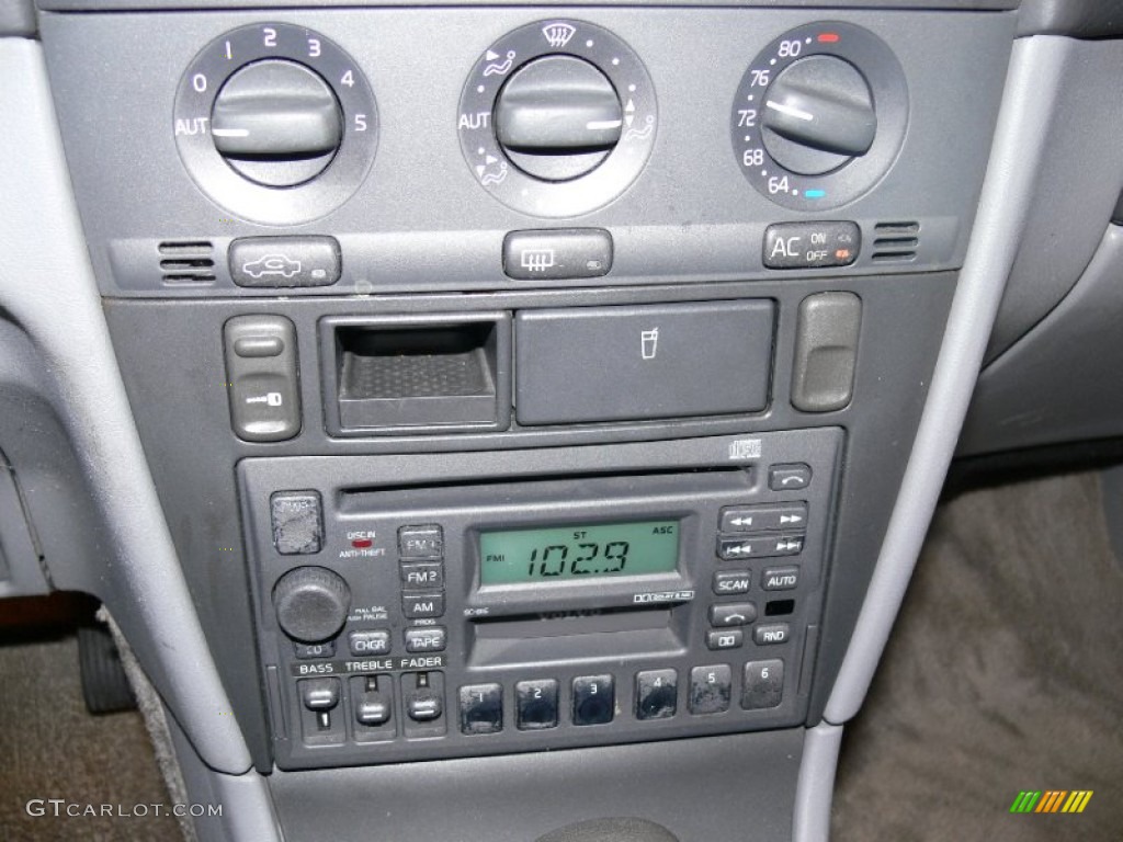 2000 Volvo V40 1.9T Wagon Controls Photo #61081348
