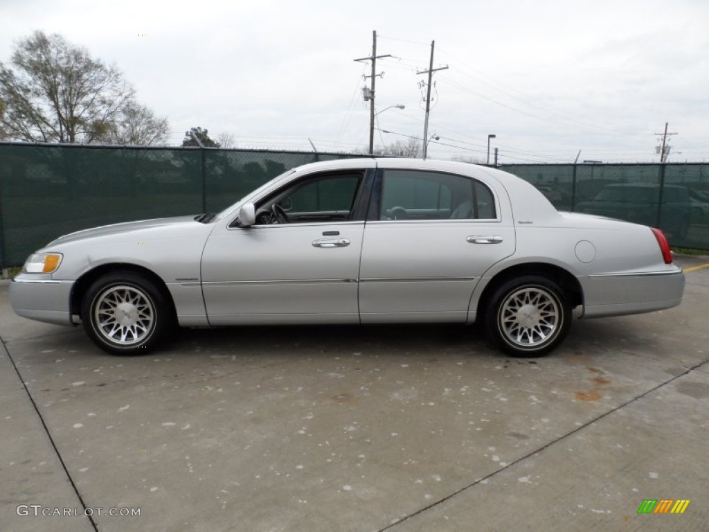 Silver Frost Metallic 2001 Lincoln Town Car Signature Exterior Photo #61101494
