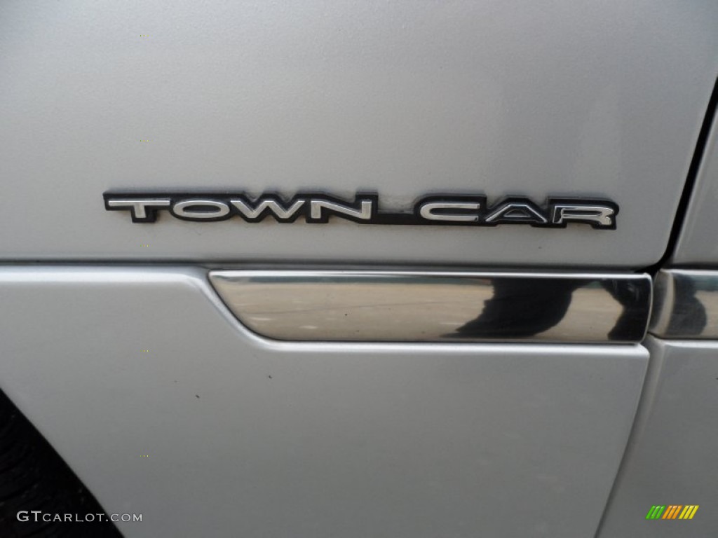 2001 Lincoln Town Car Signature Marks and Logos Photos