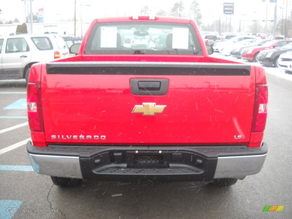 2007 Silverado 1500 LS Regular Cab 4x4 - Victory Red / Dark Titanium Gray photo #4