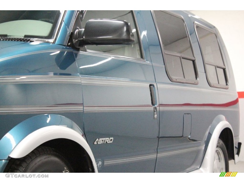 2000 Astro LT Passenger Van - Medium Cadet Blue Metallic / Medium Gray photo #10