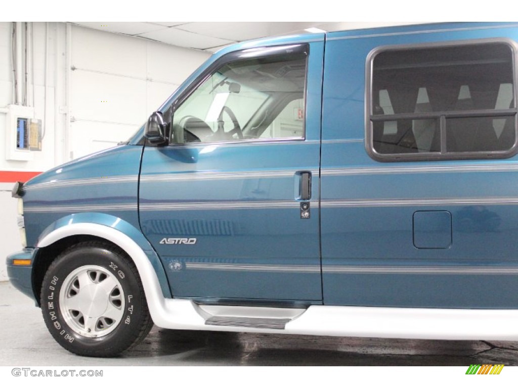 2000 Astro LT Passenger Van - Medium Cadet Blue Metallic / Medium Gray photo #13