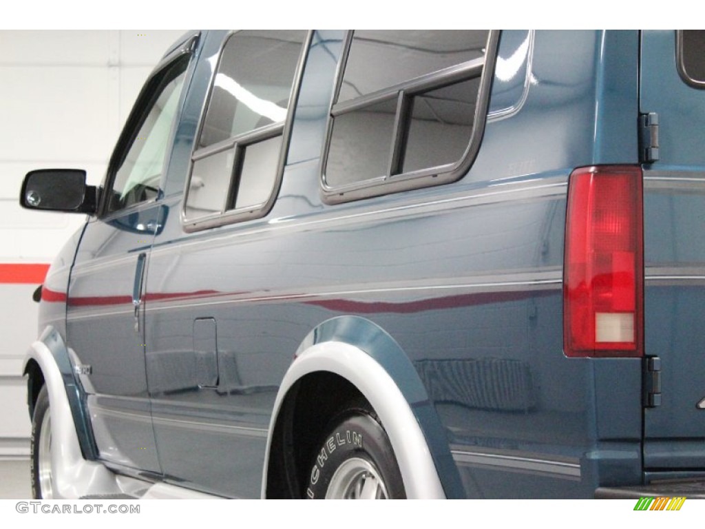 2000 Astro LT Passenger Van - Medium Cadet Blue Metallic / Medium Gray photo #20