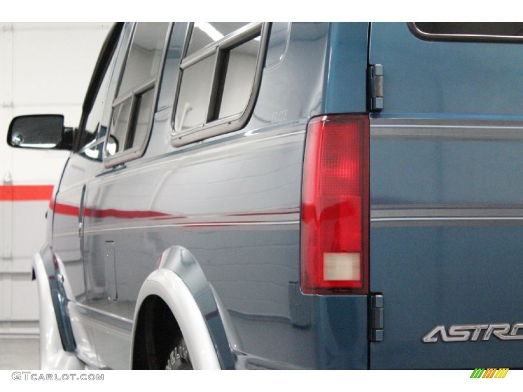 2000 Astro LT Passenger Van - Medium Cadet Blue Metallic / Medium Gray photo #21