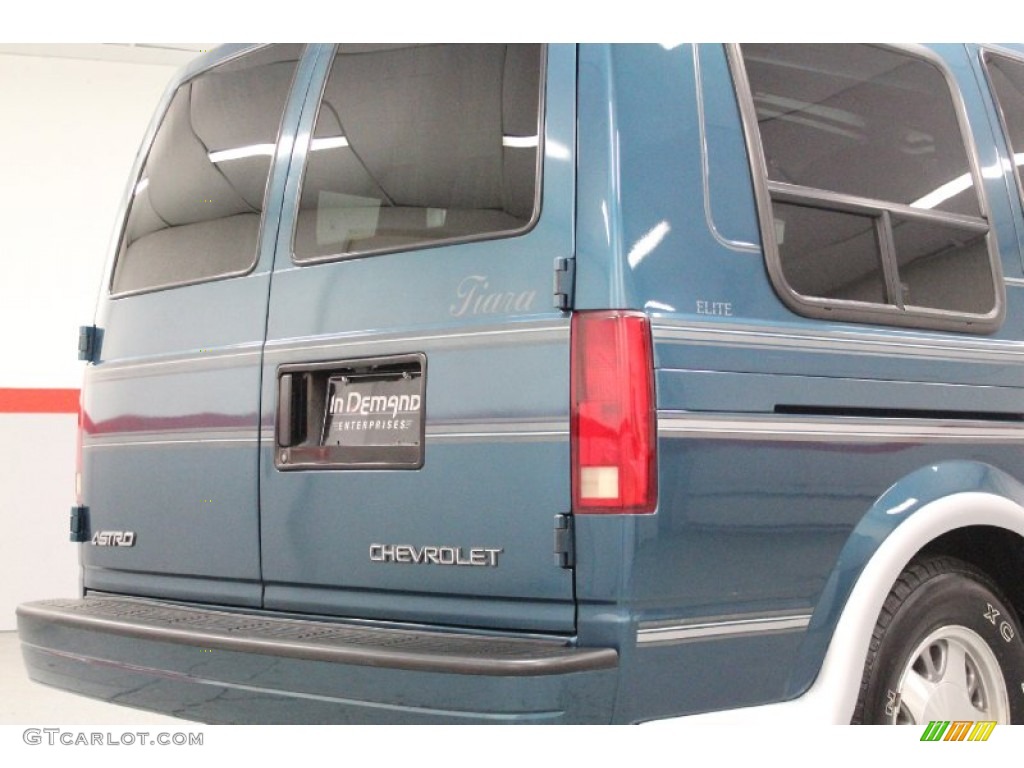 2000 Astro LT Passenger Van - Medium Cadet Blue Metallic / Medium Gray photo #26