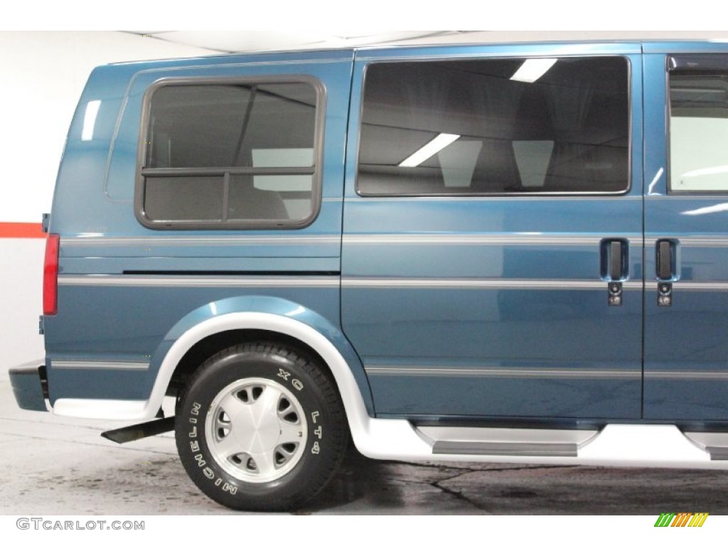 2000 Astro LT Passenger Van - Medium Cadet Blue Metallic / Medium Gray photo #27