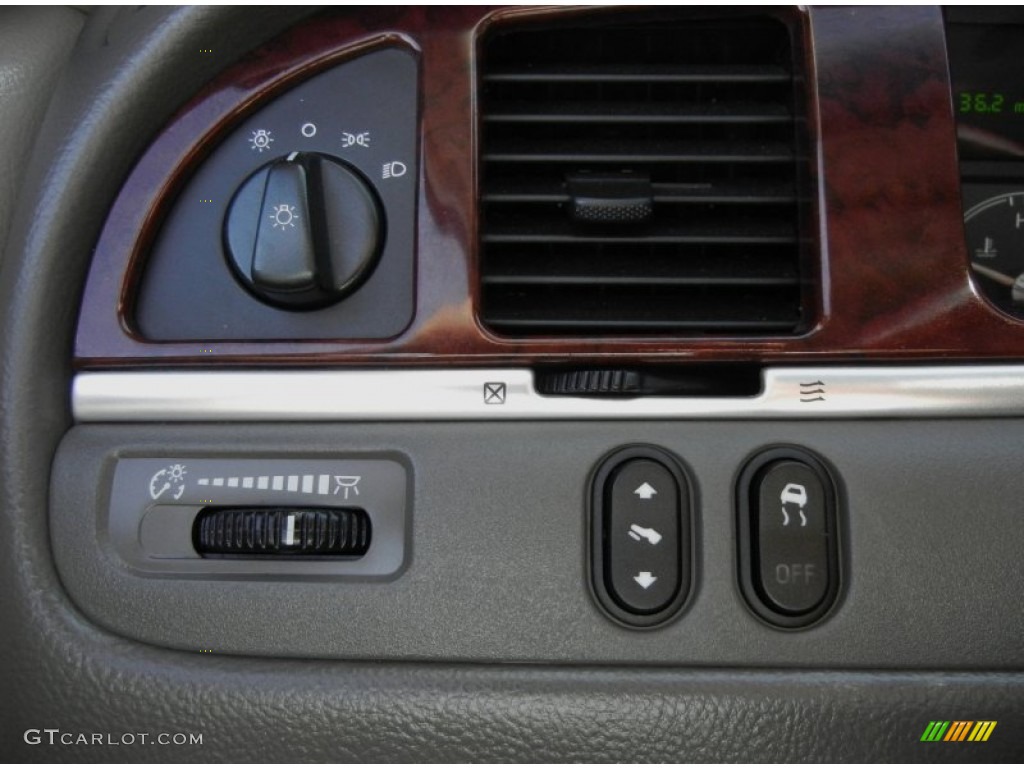2005 Lincoln Town Car Signature Limited Controls Photo #61118207
