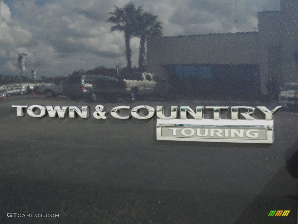 2009 Chrysler Town & Country Touring Marks and Logos Photos