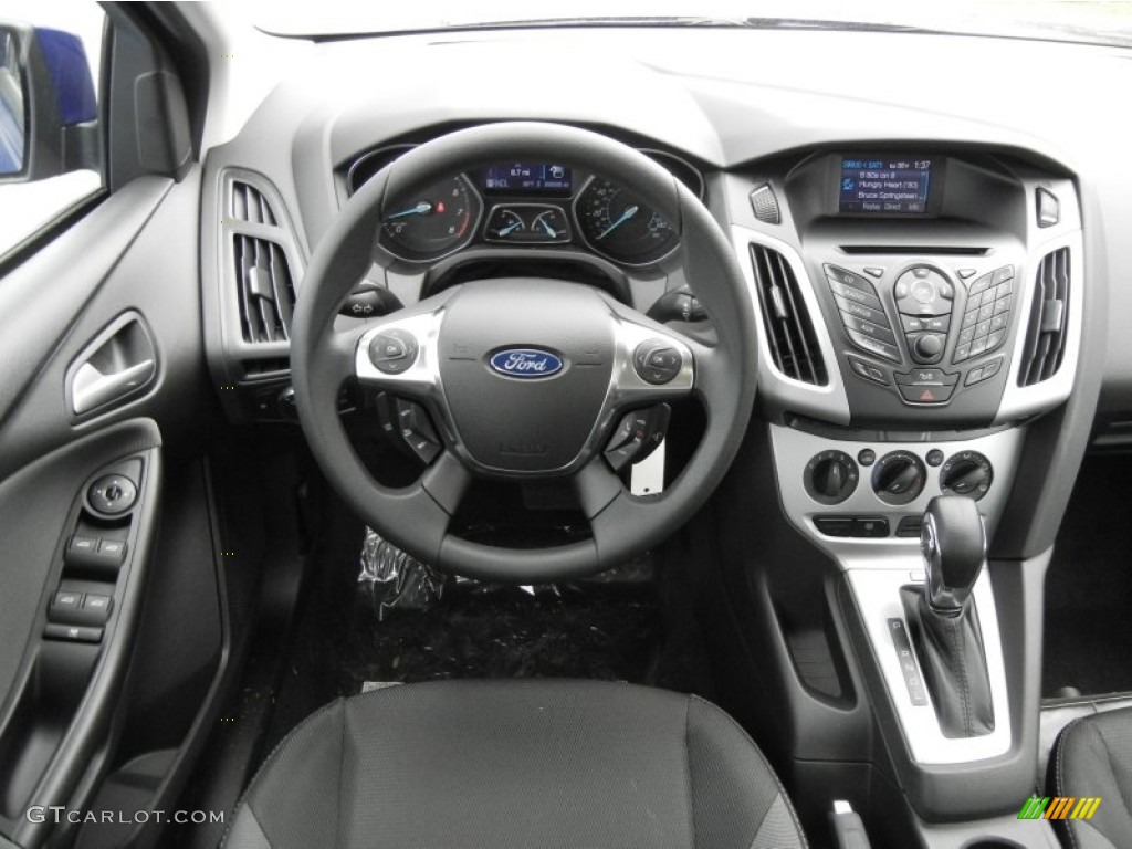 2012 Ford Focus SE 5-Door Charcoal Black Dashboard Photo #61121444