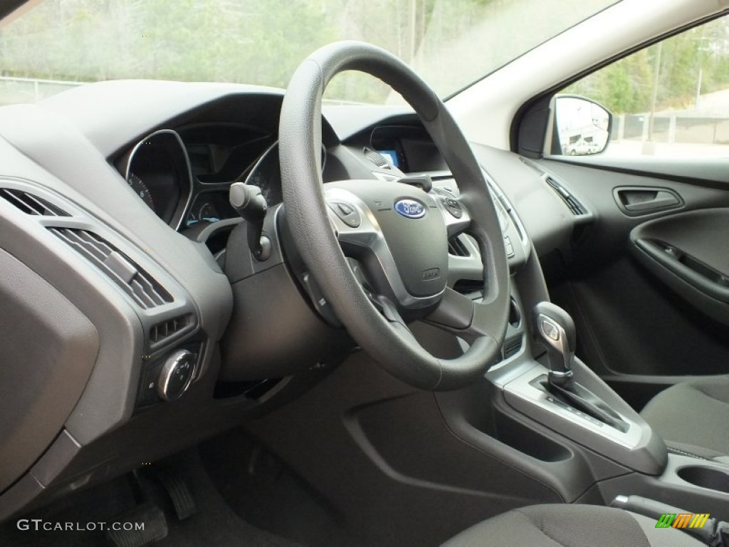 2012 Ford Focus SE Sedan Charcoal Black Steering Wheel Photo #61121501