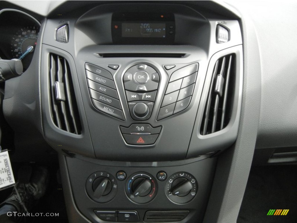 2012 Ford Focus S Sedan Controls Photo #61122377