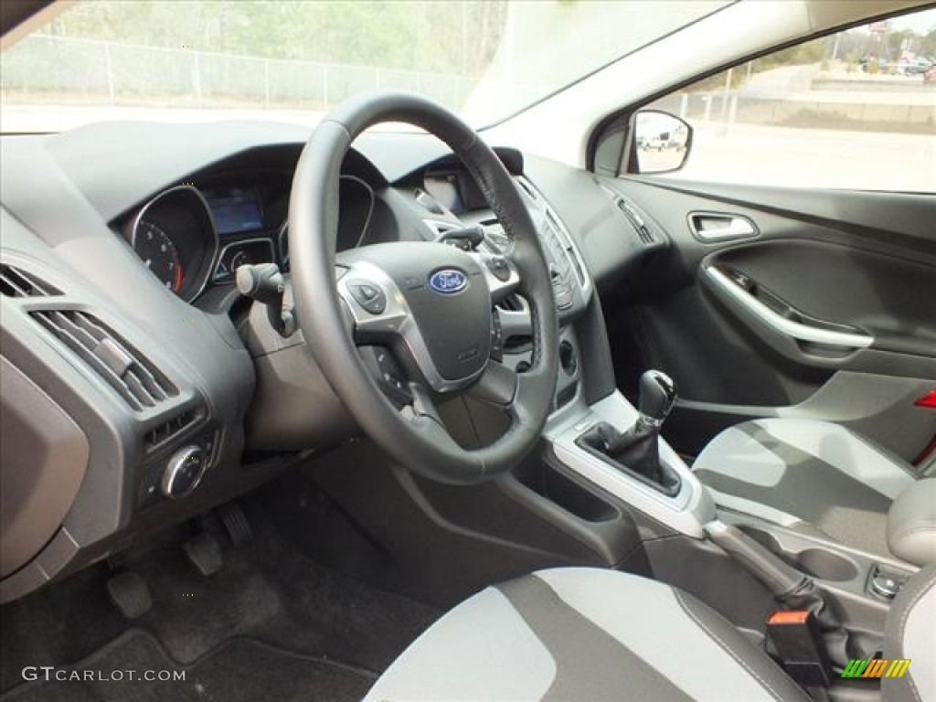 2012 Focus SE Sport 5-Door - Red Candy Metallic / Two-Tone Sport photo #18