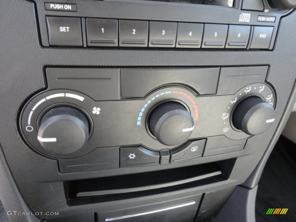 2005 Dodge Magnum R/T AWD Controls Photo #61137368