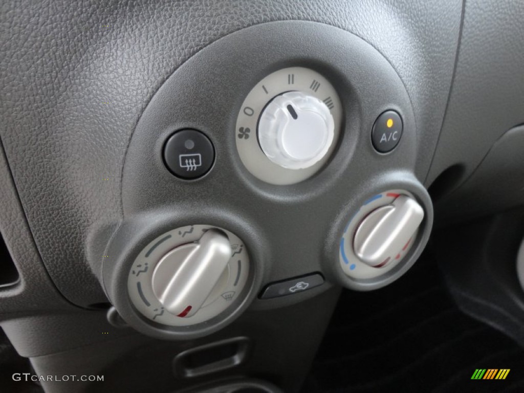 2012 Nissan Cube 1.8 S Controls Photos