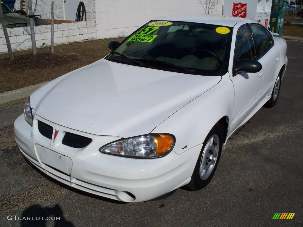 2005 Grand Am SE Sedan - Summit White / Dark Taupe photo #1