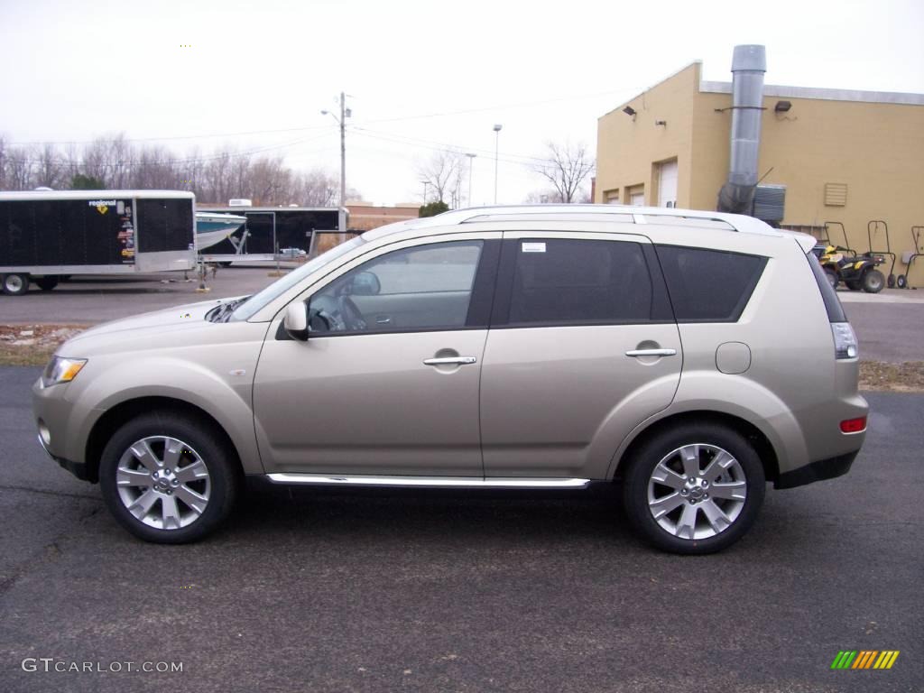 2009 Outlander SE 4WD - Desert Sand Beige Metallic / Beige photo #10