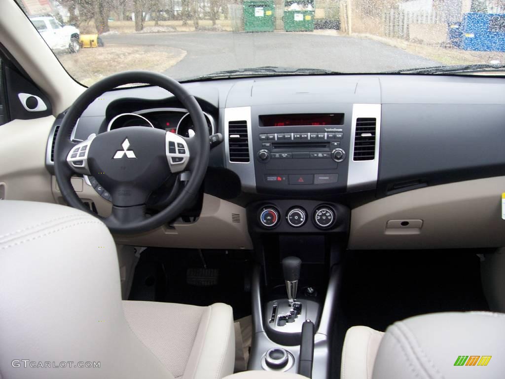 2009 Outlander SE 4WD - Desert Sand Beige Metallic / Beige photo #28