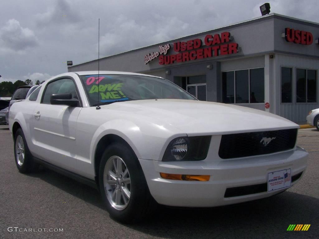 2007 Mustang V6 Deluxe Coupe - Performance White / Dark Charcoal photo #1