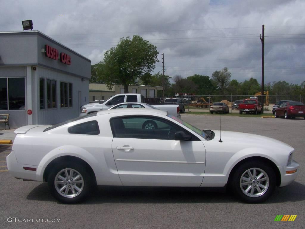 2007 Mustang V6 Deluxe Coupe - Performance White / Dark Charcoal photo #2