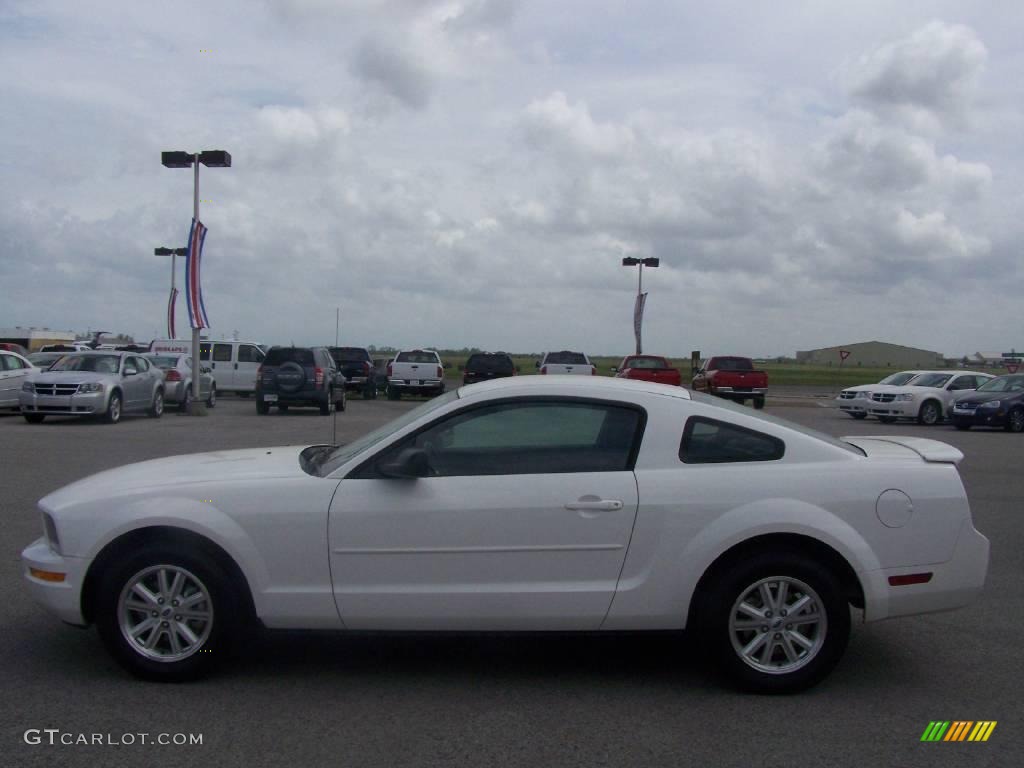 2007 Mustang V6 Deluxe Coupe - Performance White / Dark Charcoal photo #6