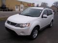 Diamond White Pearl - Outlander ES 4WD Photo No. 1