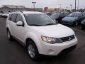 Diamond White Pearl - Outlander ES 4WD Photo No. 14