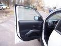 Diamond White Pearl - Outlander ES 4WD Photo No. 18