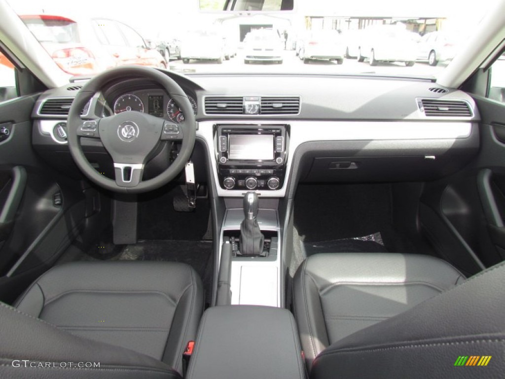 2012 Volkswagen Passat 2.5L SE Titan Black Dashboard Photo #61217601