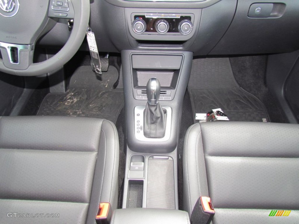2012 Tiguan SE - Deep Black Metallic / Black photo #6