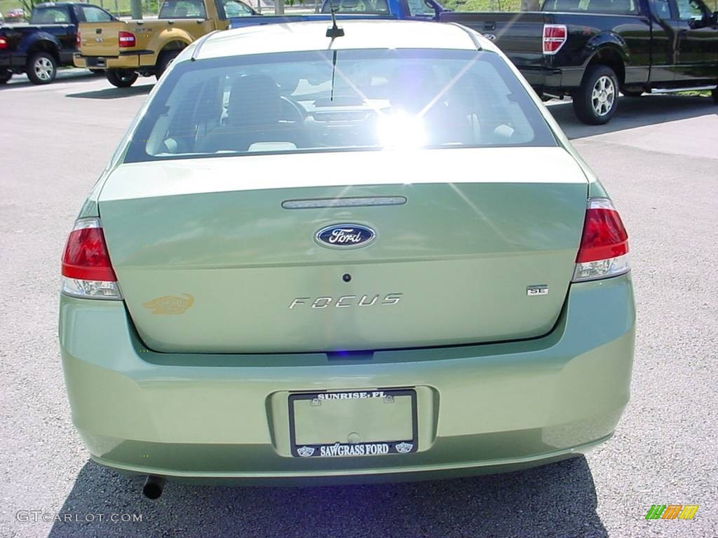 2008 Focus SE Sedan - Kiwi Green / Medium Stone photo #4