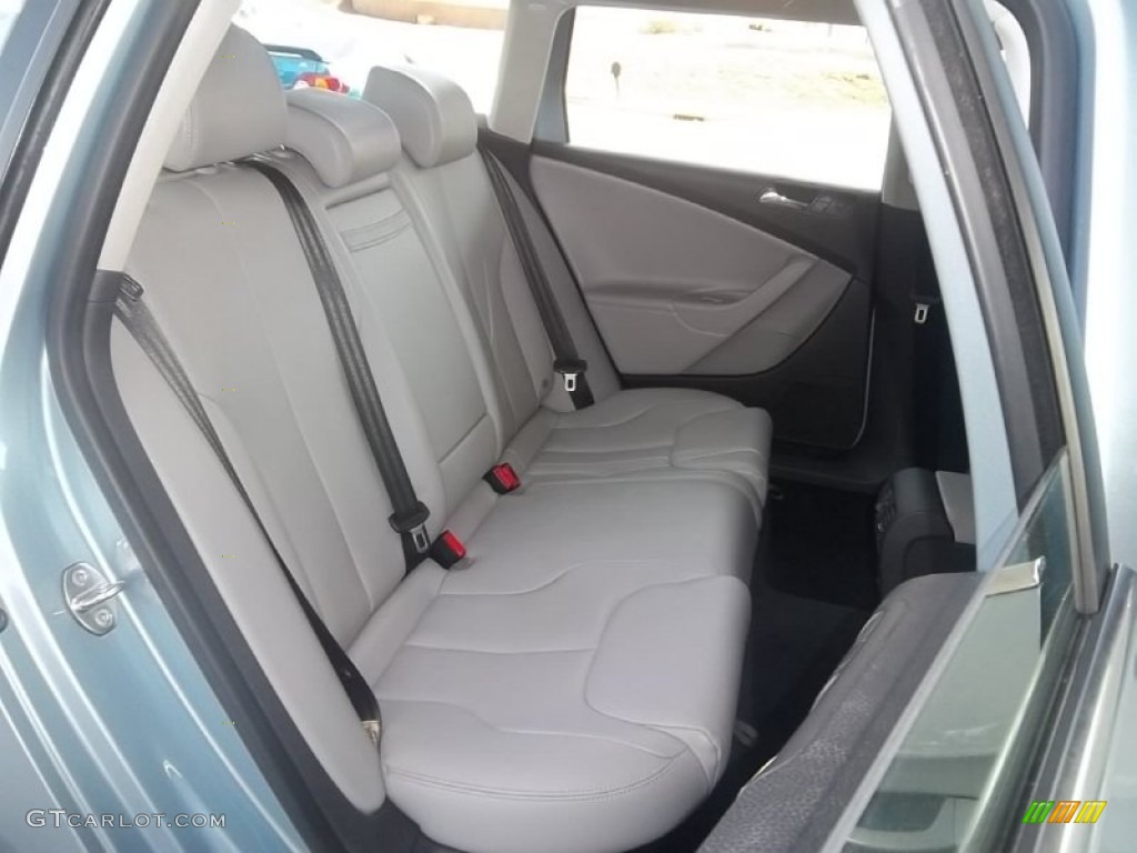 2007 Volkswagen Passat 2.0T Wagon Rear Seat Photo #61234141