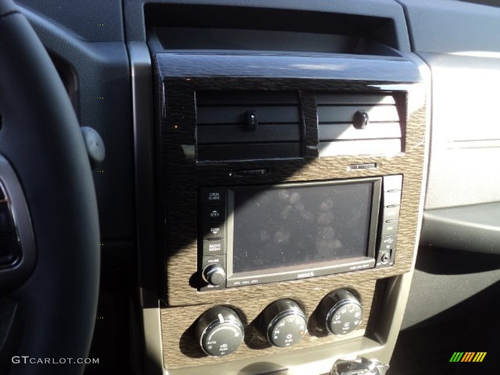 2012 Liberty Jet 4x4 - Bright White / Dark Slate Gray photo #11
