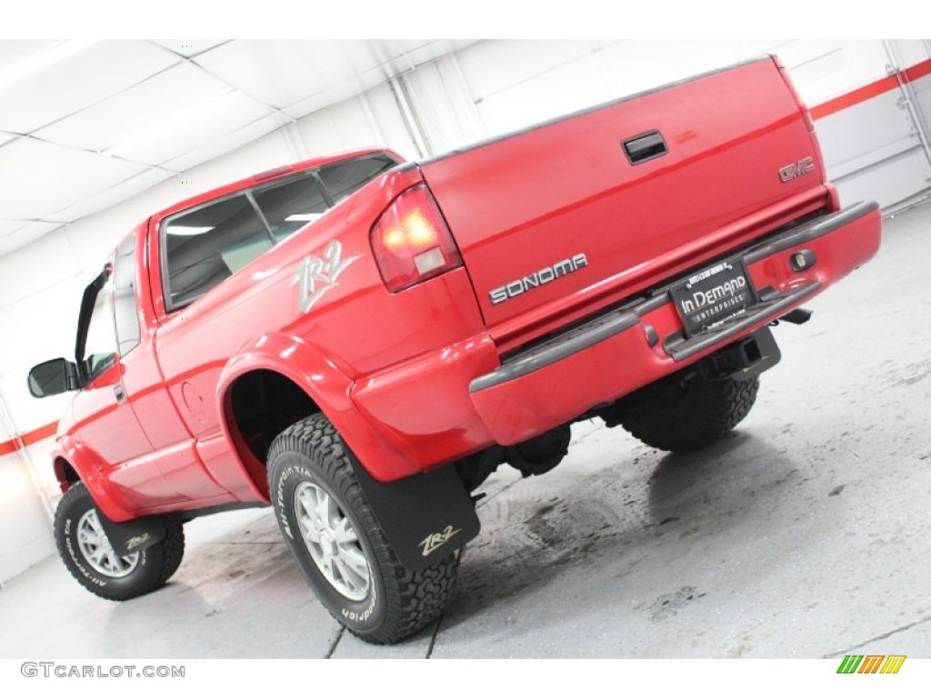 2002 Sonoma SLS Extended Cab 4x4 - Fire Red / Graphite photo #5