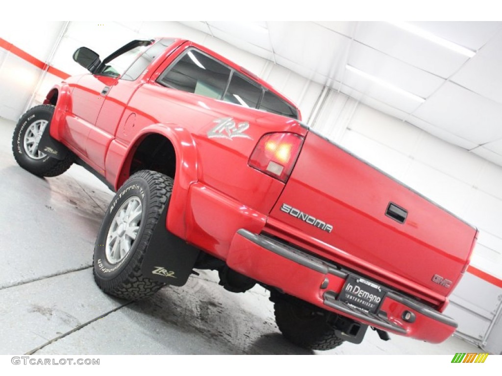 2002 Sonoma SLS Extended Cab 4x4 - Fire Red / Graphite photo #6