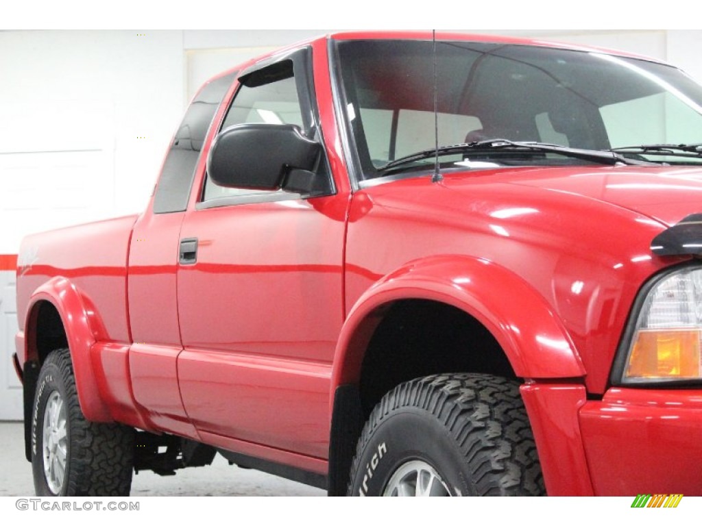 2002 Sonoma SLS Extended Cab 4x4 - Fire Red / Graphite photo #9